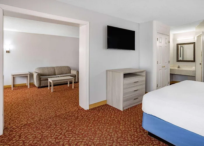 Days Inn & Suites By Wyndham Colonial