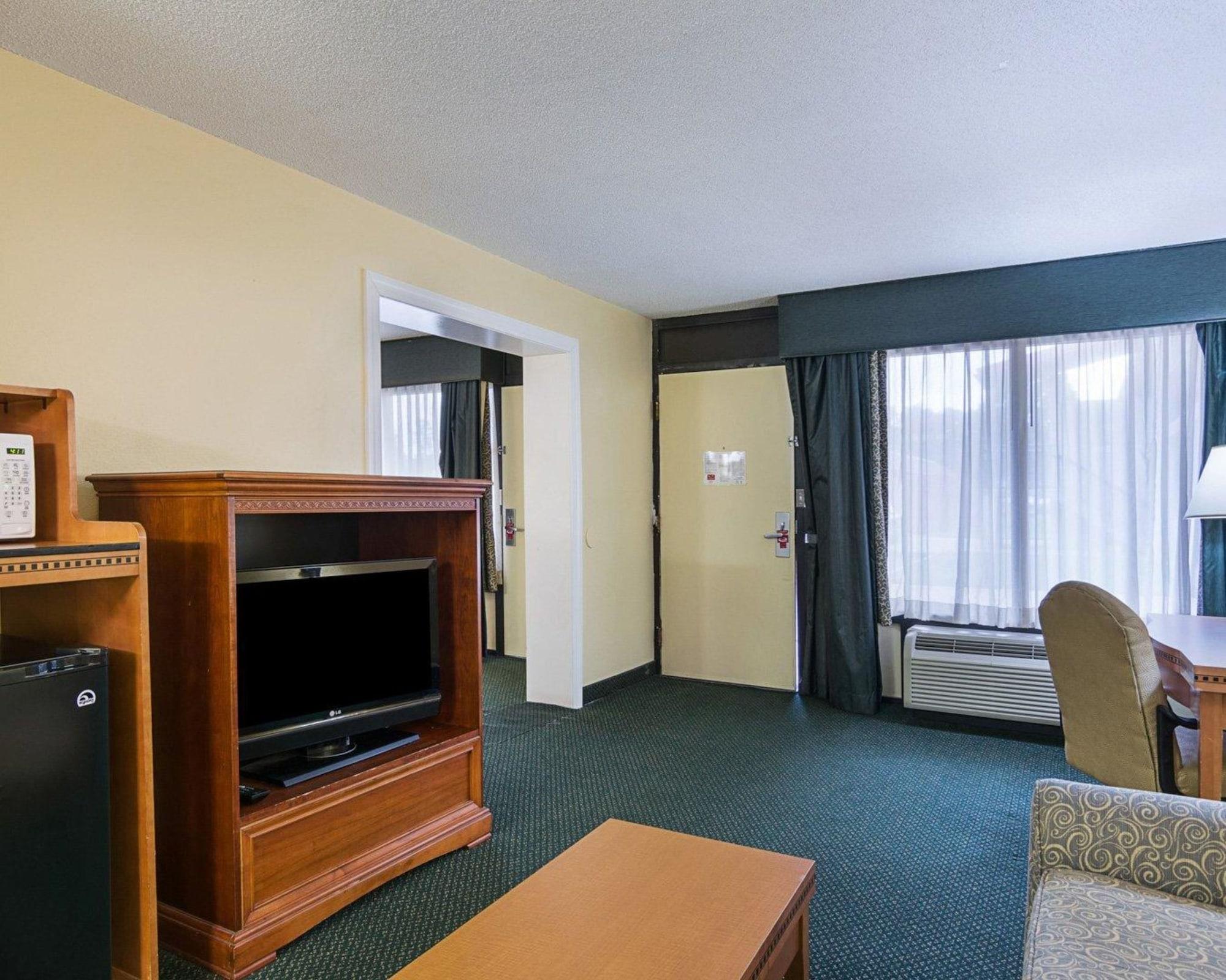 Days & By Wyndham Colonial Hotel