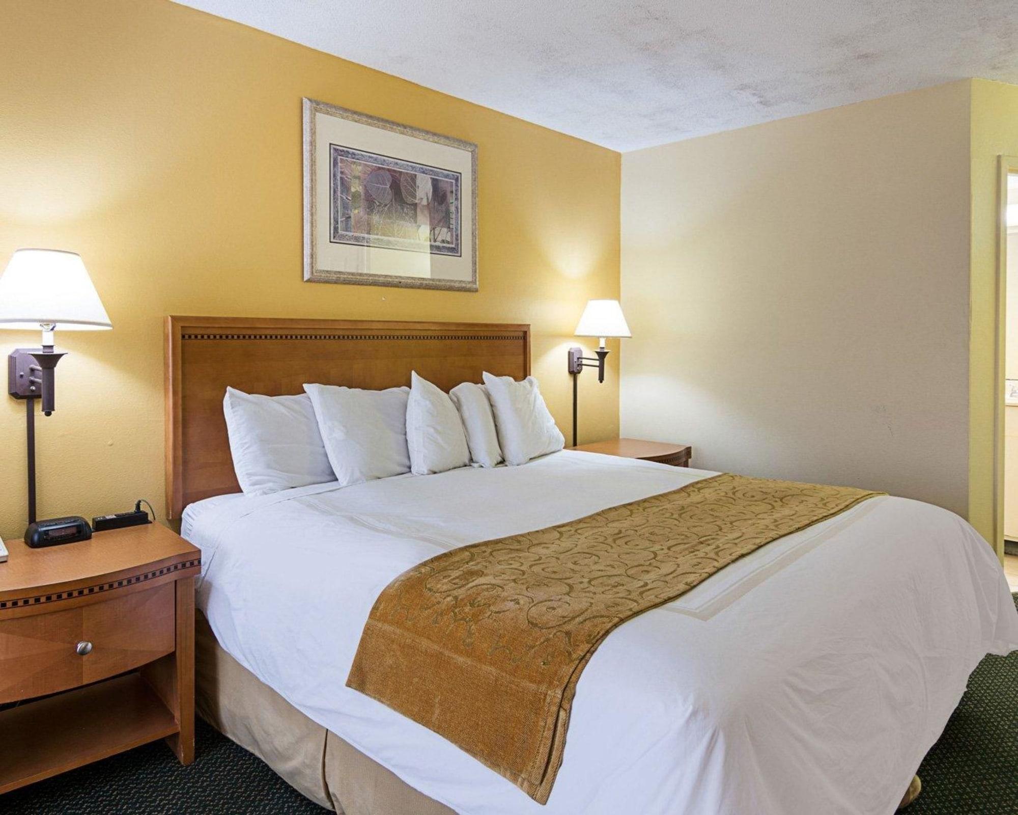 Days & By Wyndham Colonial Hotel