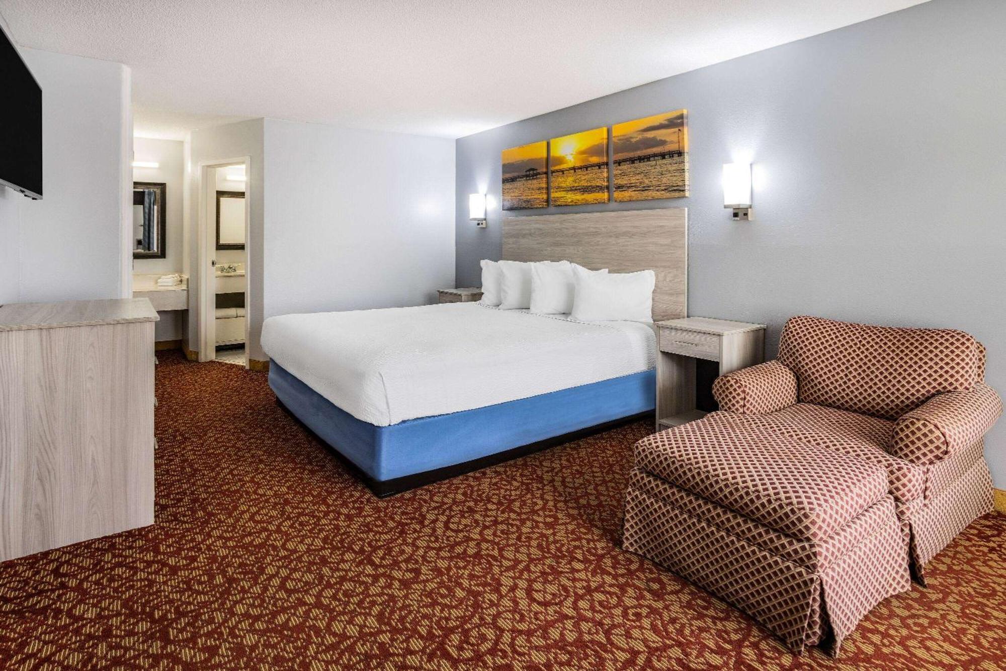 Days & By Wyndham Colonial Hotel
